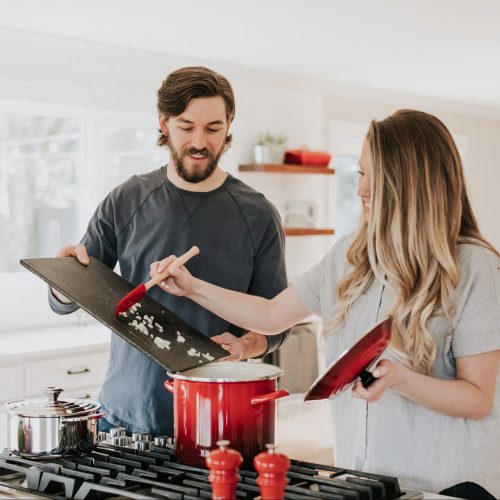 couple faisant à manger dans une cuisine