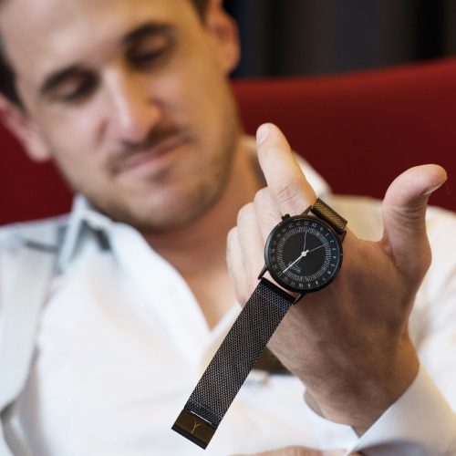 Montre Antoine, cadran noir et bracelet milanais noir - Gustave & Cie