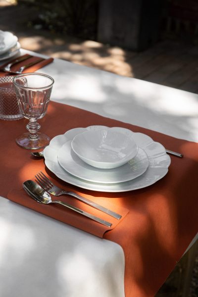 Assiette en porcelaine moderne plate - Ogre la Fabrique - Vaisselle - TAHITI blanche (25cm) – Image 2