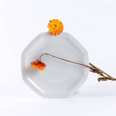 Assiette en porcelaine moderne à dessert octogonale - Ogre la Fabrique - Vaisselle - blanche
