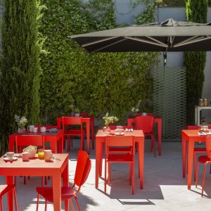 table carré rouge matière grise