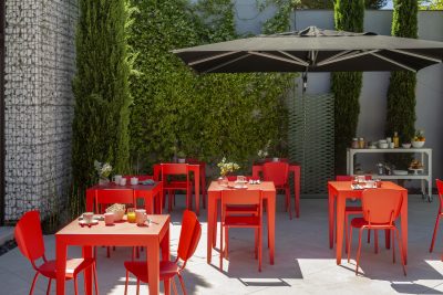 table carré rouge matière grise