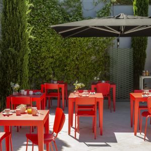 table carré rouge matière grise