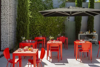 table carré rouge matière grise