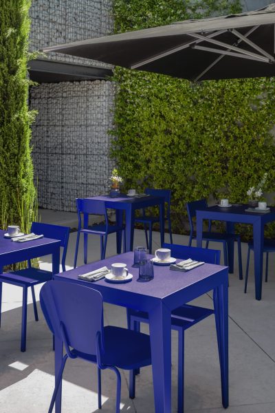Table carrée design en métal - Matière Grise - Salon de jardin en alu - Zef